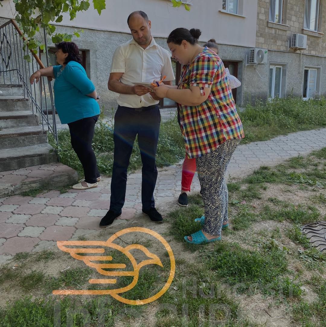 FOTO // PANICĂ la Hâncești: Un bloc avariat riscă să se prăbușească în orice moment