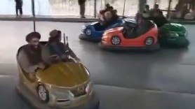 O altă faţă a talibanilor, filmaţi într-un parc de distracţii din Kabul. Imagini cu luptătorii islamişti în maşinuţe electrice