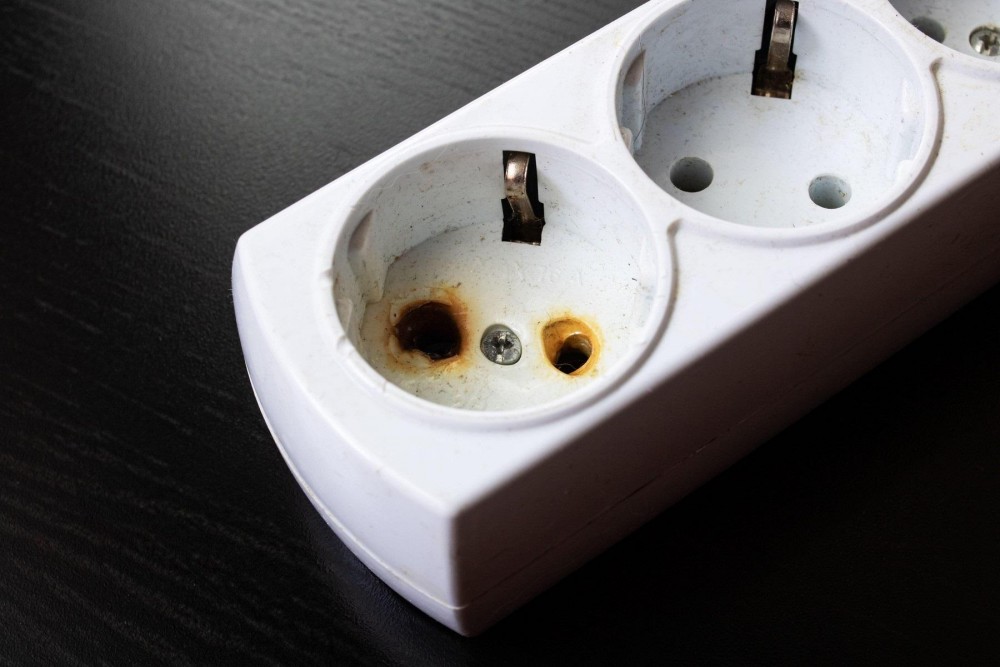 Doi bărbați au murit electrocutați, ieri seara, la Nisporeni și Sîngerei