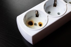 Doi bărbați au murit electrocutați, ieri seara, la Nisporeni și Sîngerei