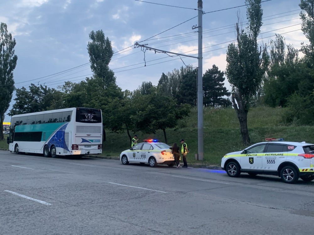 Șoferii cursei Chișinău - Bulgaria depistați băuți la volanul autocarului cu 45 de pasageri la bord