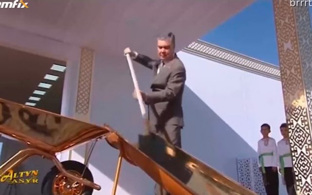 Președintele Turkmenistanului a inaugurat un șantier cu o lopată și o roabă din aur