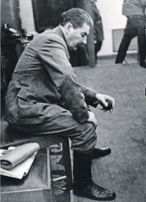 Imagine nemaivăzută cu Stalin. Fotografia rară care surprinde momentul când dictatorul află că Germania e pe punctul de a cuceri Kievul