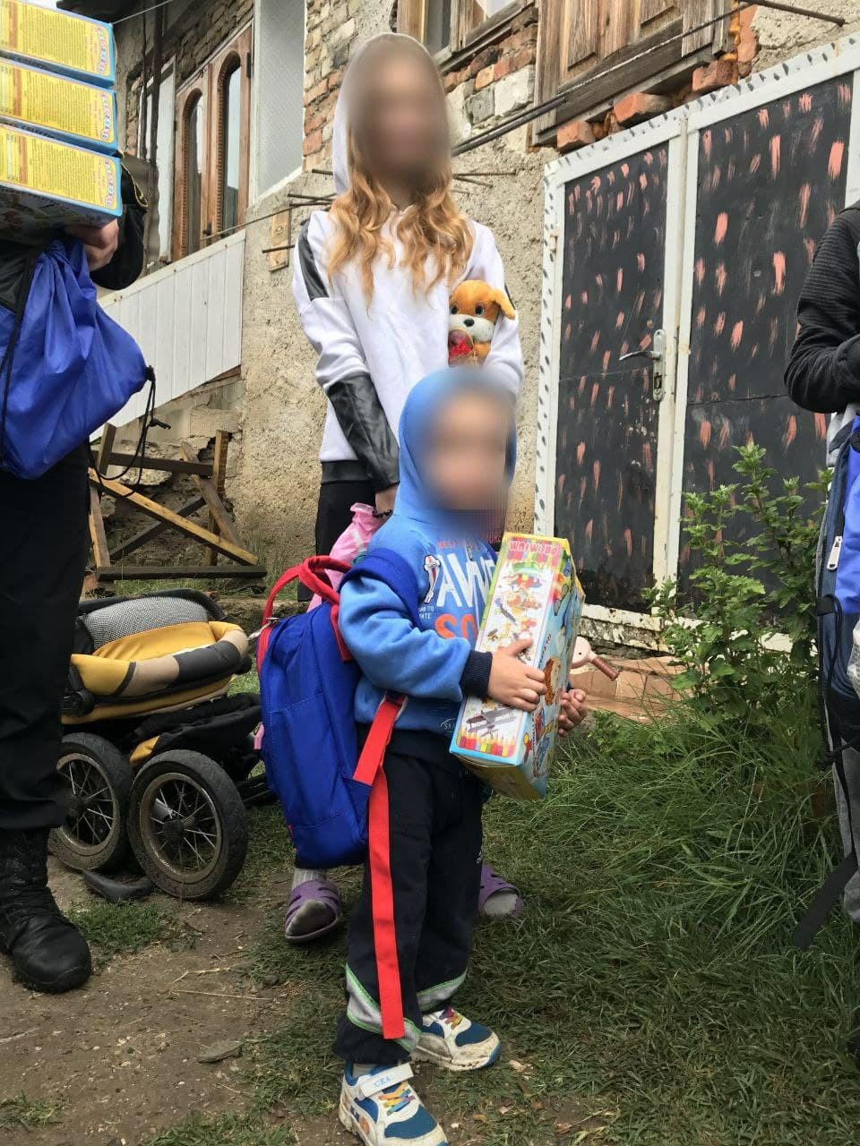 FOTO // Copiii a două familii, luați cu asalt de mascații de la Fulger