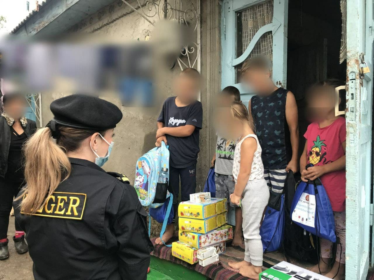 FOTO // Copiii a două familii, luați cu asalt de mascații de la Fulger