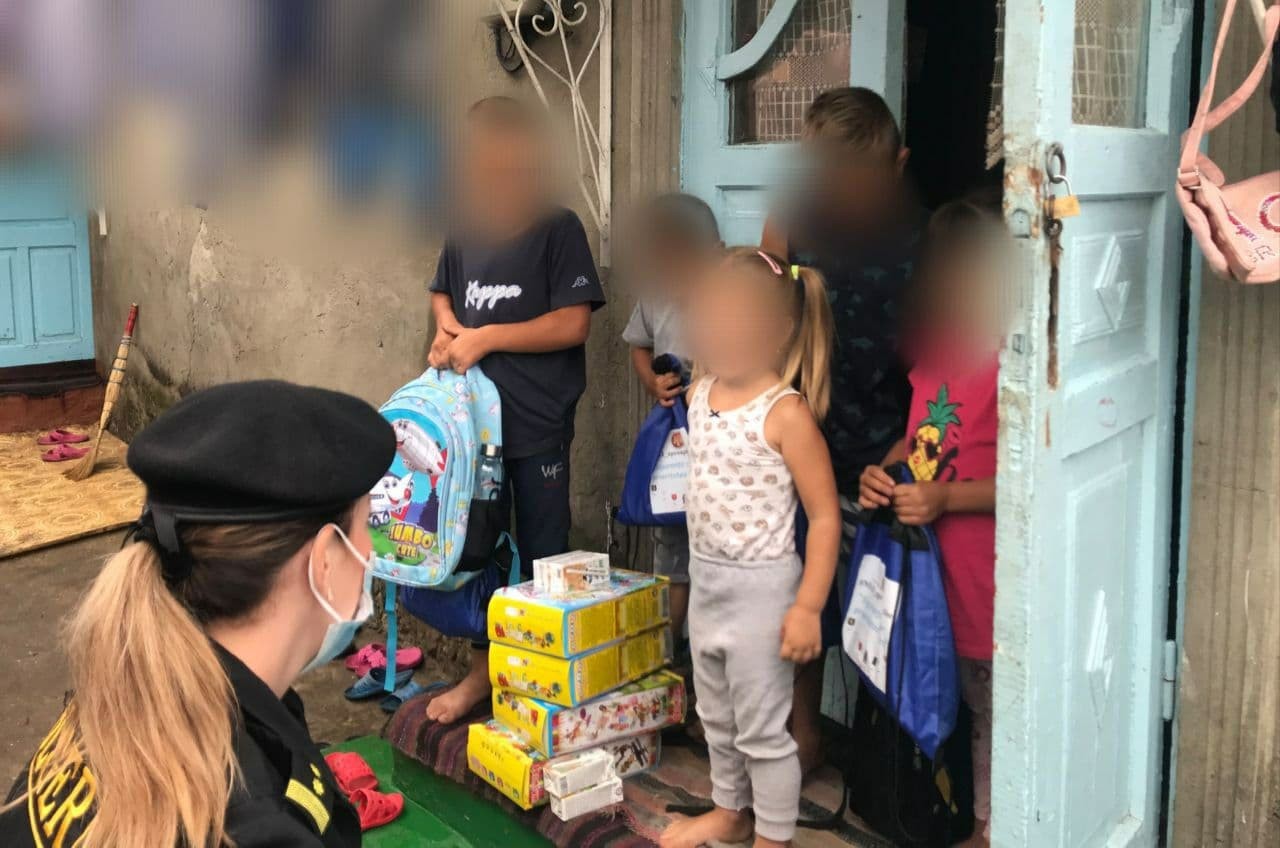 FOTO // Copiii a două familii, luați cu asalt de mascații de la Fulger