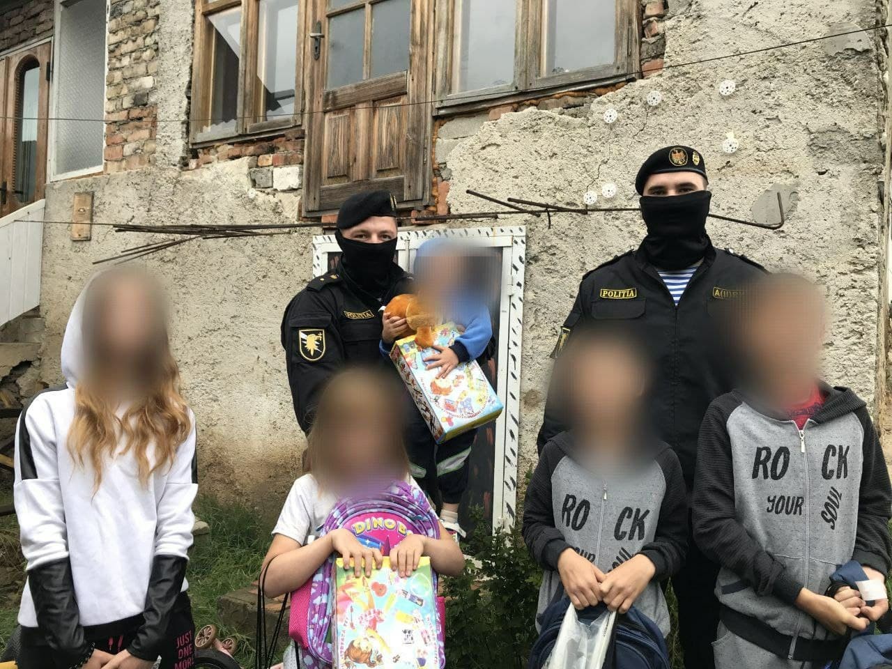 FOTO // Copiii a două familii, luați cu asalt de mascații de la Fulger
