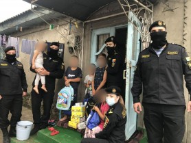 FOTO // Copiii a două familii, luați cu asalt de mascații de la Fulger