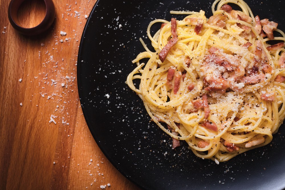 Paste carbonara - rețeta tradițională din Italia. Fără smântână și alte bazaconii