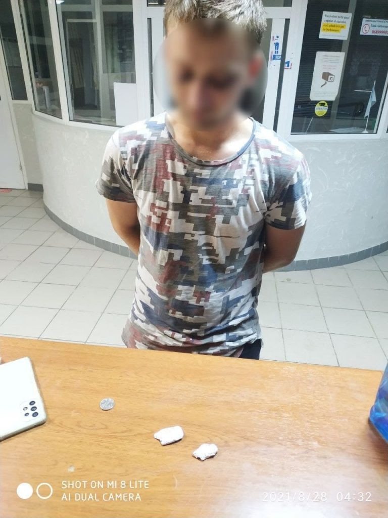 La plimbare prin sectorul Ciocana cu buzunarele burdușite cu droguri. Tânărul a ajuns la inspectorat