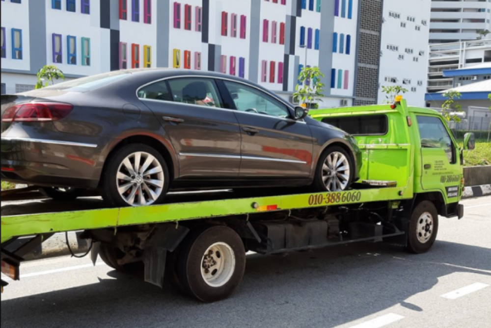 Deteriorau intenționat mașinile să pară stricate pentru a le cumpărau mai ieftin. Grupare de escroci români destructurată în Germania
