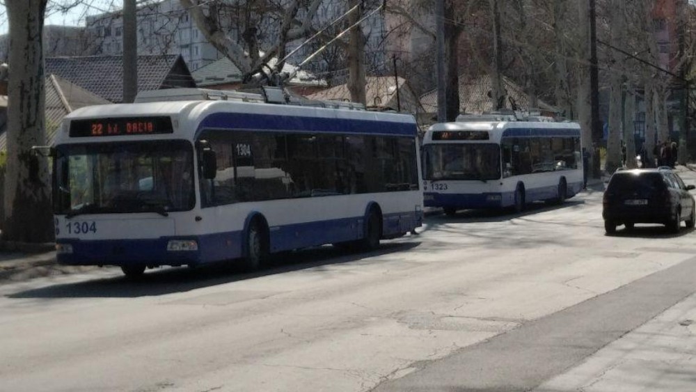 Haos și panică într-un troleibuz din Capitală: Pasageri răniți și sticlă spartă după ce șoferul a frânat brusc