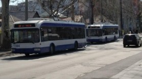 Haos și panică într-un troleibuz din Capitală: Pasageri răniți și sticlă spartă după ce șoferul a frânat brusc