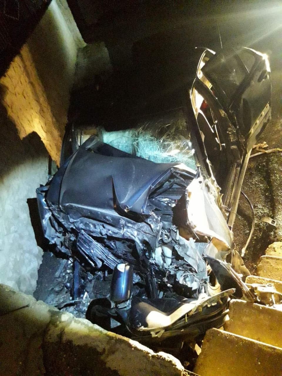 FOTO // Tragedie la Ocnița. Un tânăr a murit, după ce s-a lovit cu automobilul în gardul unei mănăstiri