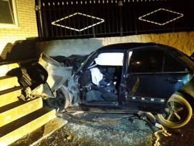 FOTO // Tragedie la Ocnița. Un tânăr a murit, după ce s-a lovit cu automobilul în gardul unei mănăstiri