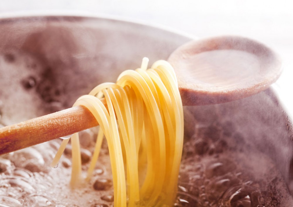 Nu mai arunca apa de la paste. 7 secrete ale bucătarilor pe care nu ți le spune nimeni