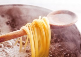 Nu mai arunca apa de la paste. 7 secrete ale bucătarilor pe care nu ți le spune nimeni