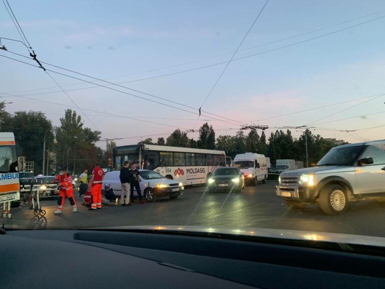 FOTO // Biciclist TAMPONAT într-o intersecție din sectorul Botanica al Capitalei