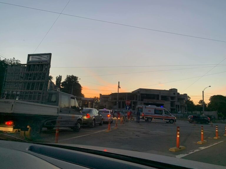 FOTO // Biciclist TAMPONAT într-o intersecție din sectorul Botanica al Capitalei