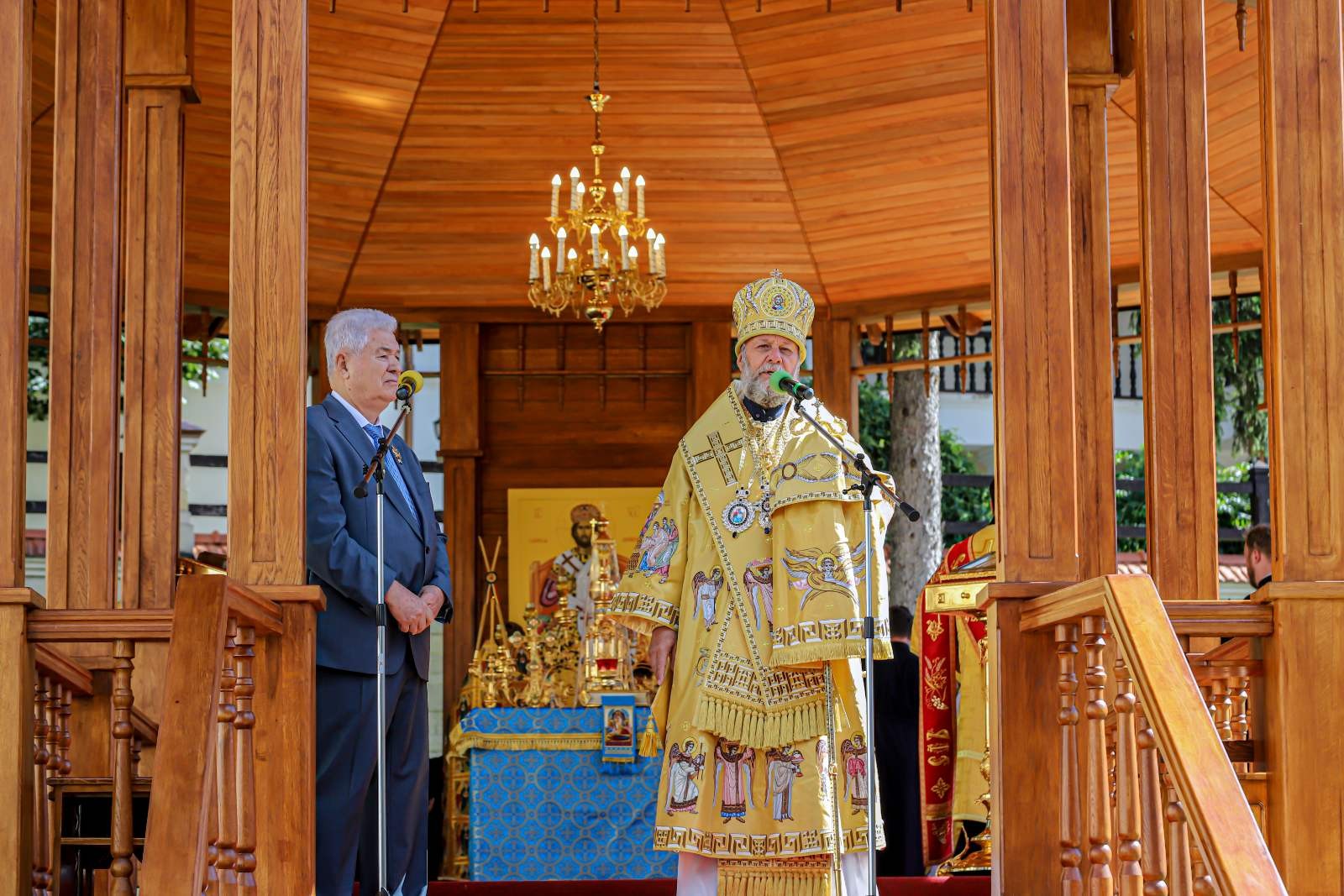 Fără măști și distanță socială, Vladimir Voronin, decorat de Mitropolit cu o distincție religioasă