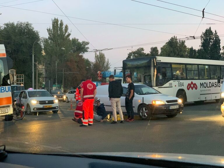 FOTO // Biciclist TAMPONAT într-o intersecție din sectorul Botanica al Capitalei