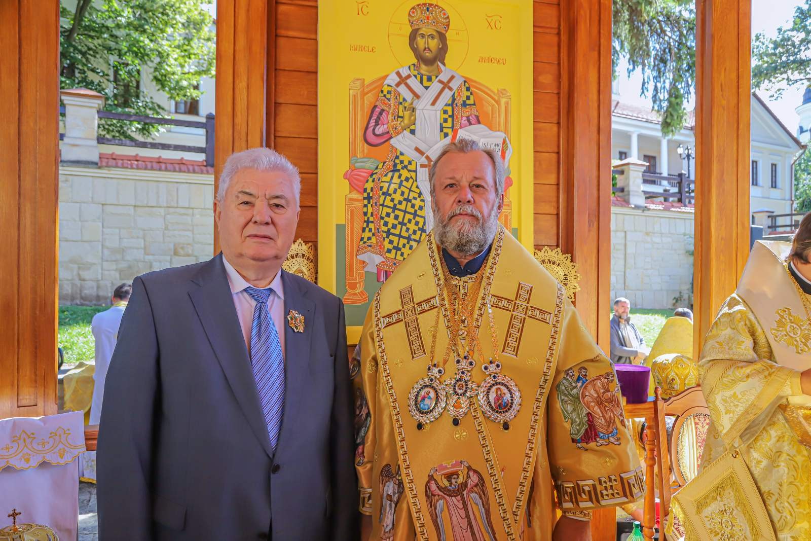 Fără măști și distanță socială, Vladimir Voronin, decorat de Mitropolit cu o distincție religioasă