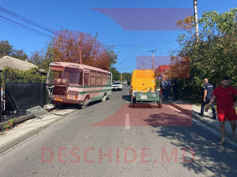 O femeie a ajuns la spital, după ce un autobuz de la Orhei VIT a rămas fără frâne și s-a izbit într-un stâlp