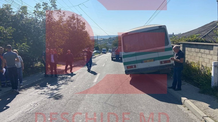 O femeie a ajuns la spital, după ce un autobuz de la Orhei VIT a rămas fără frâne și s-a izbit într-un stâlp