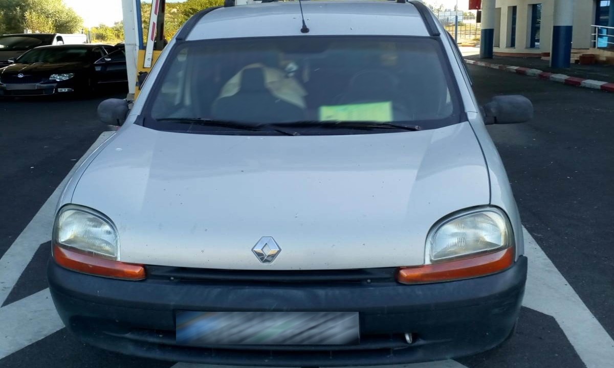 FOTO // Un moldovean a fost prins de vameșii români la volanul unui automobil dat în căutare în Bulgaria