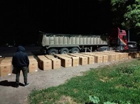 FOTO/VIDEO: Cea mai mare captură de țigări din ultimii ani. Circa 2 milioane de țigarete, depistate într-un camion cu nisip