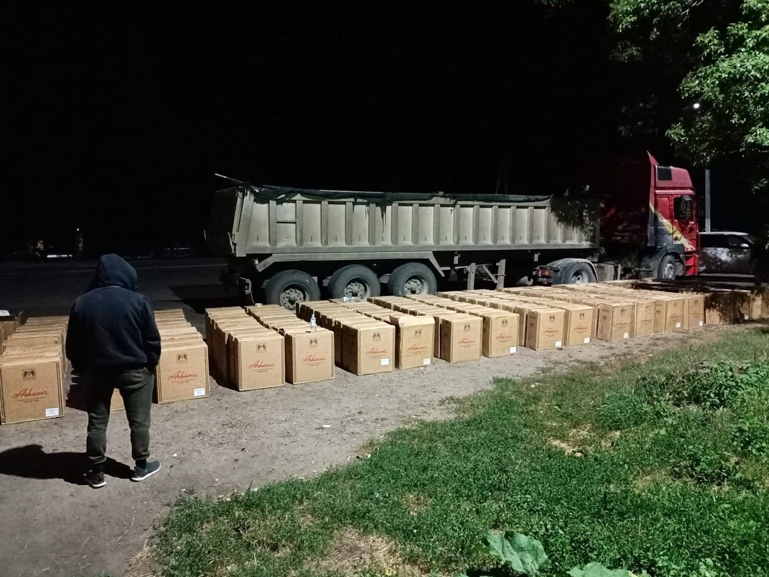 FOTO/VIDEO: Cea mai mare captură de țigări din ultimii ani. Circa 2 milioane de țigarete, depistate într-un camion cu nisip