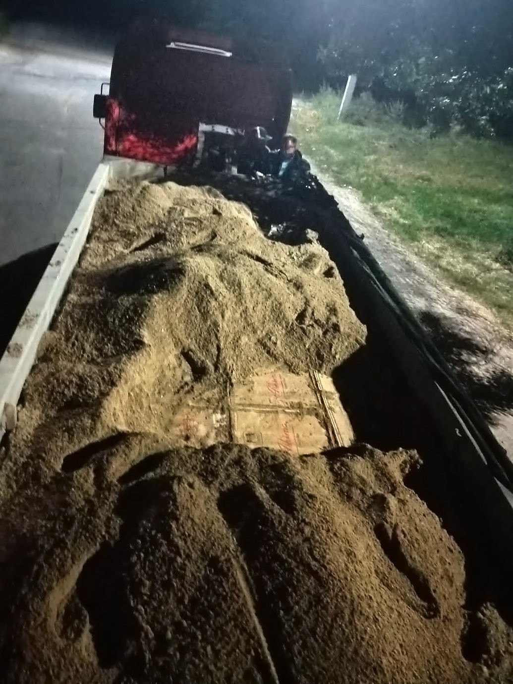 FOTO/VIDEO: Cea mai mare captură de țigări din ultimii ani. Circa 2 milioane de țigarete, depistate într-un camion cu nisip