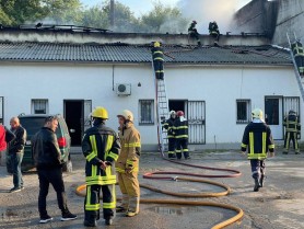 FOTO // Incendiu DEVASTATOR la un depozit din Capitală. La fața locului au intervenit 40 de pompieri și salvatori
