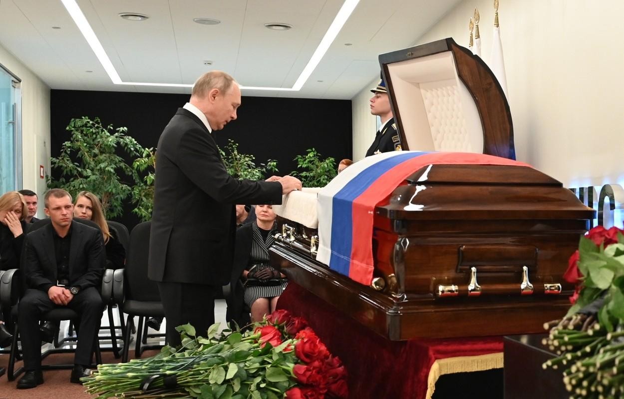 Vladimir Putin plin de durere. Imagini surprinse cu liderul Federației Ruse, lângă sicriul fostului său bodyguard decedat în timpul unui exercițiu