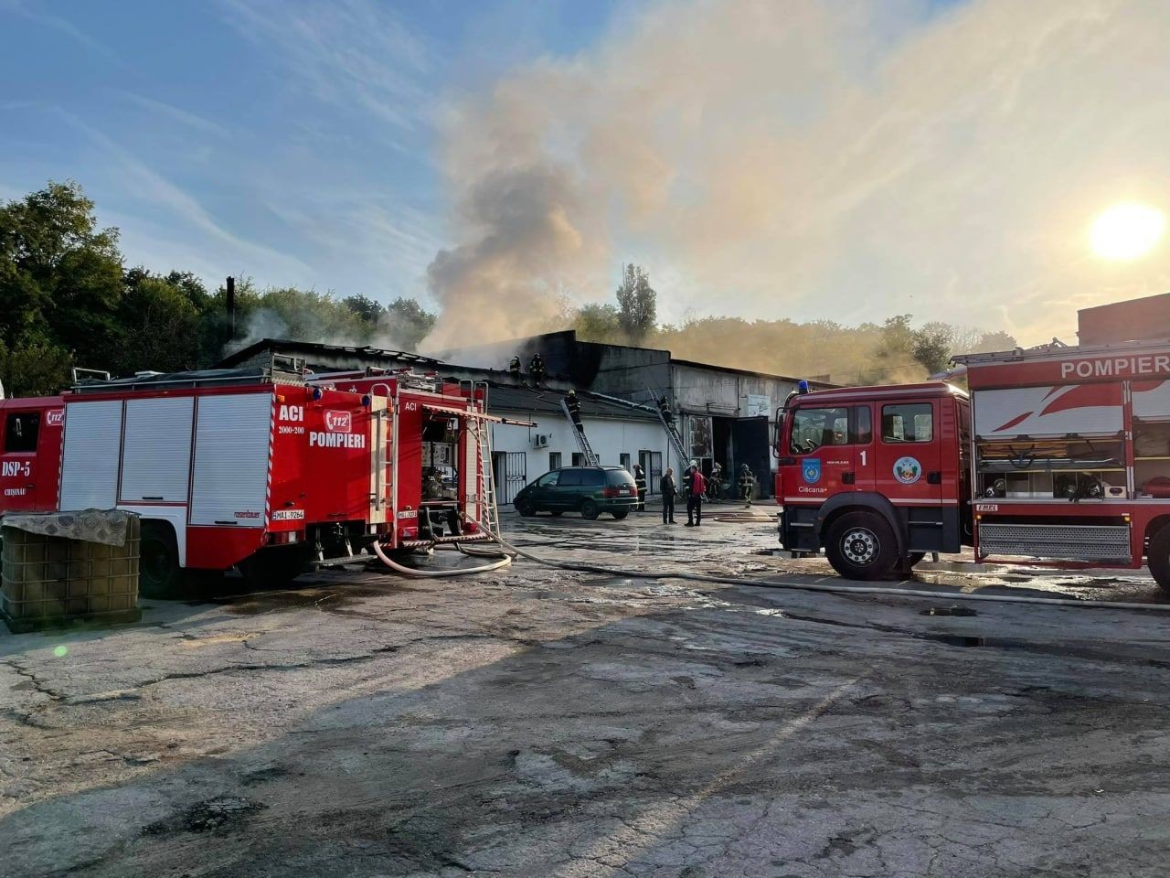 FOTO // Incendiu DEVASTATOR la un depozit din Capitală. La fața locului au intervenit 40 de pompieri și salvatori