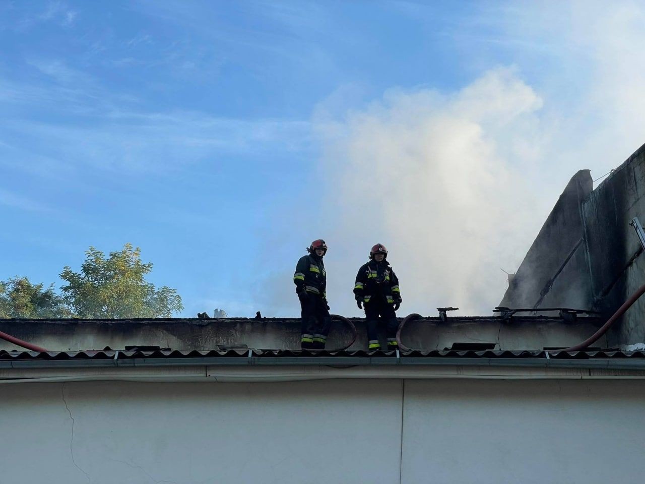 FOTO // Incendiu DEVASTATOR la un depozit din Capitală. La fața locului au intervenit 40 de pompieri și salvatori