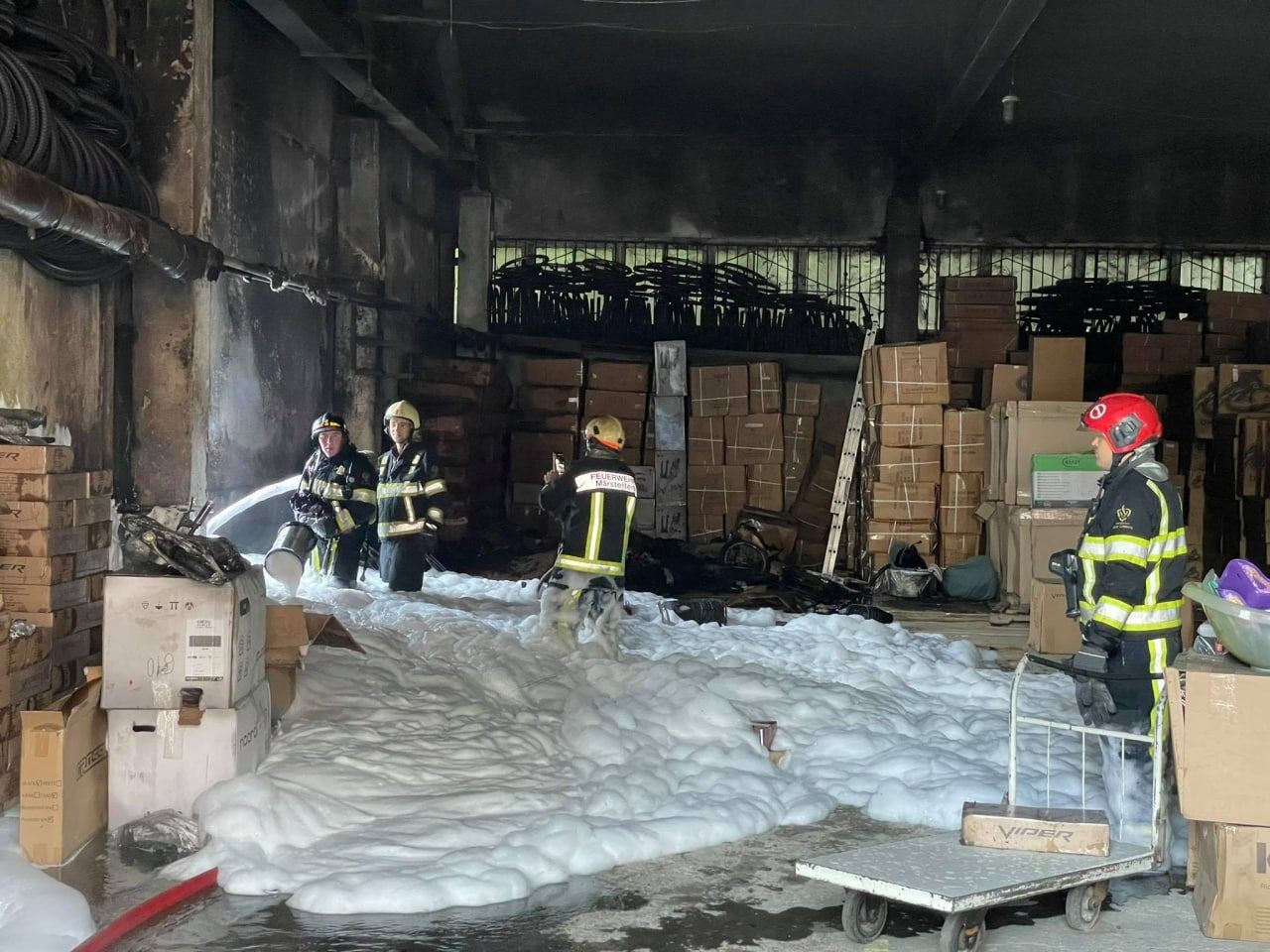 FOTO // Incendiu DEVASTATOR la un depozit din Capitală. La fața locului au intervenit 40 de pompieri și salvatori