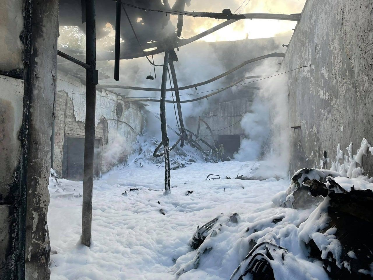 FOTO // Incendiu DEVASTATOR la un depozit din Capitală. La fața locului au intervenit 40 de pompieri și salvatori