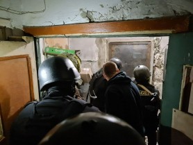 Ultima ORĂ // Un bărbat a luat ostatici două persoane, într-un apartament de pe strada Ismail din Capitală