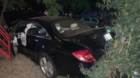 FOTO // Accident VIOLENT în Capitală. A ajuns cu Mercedesul pe terenul de joacă după ce a accidentat un pieton la Buiucani