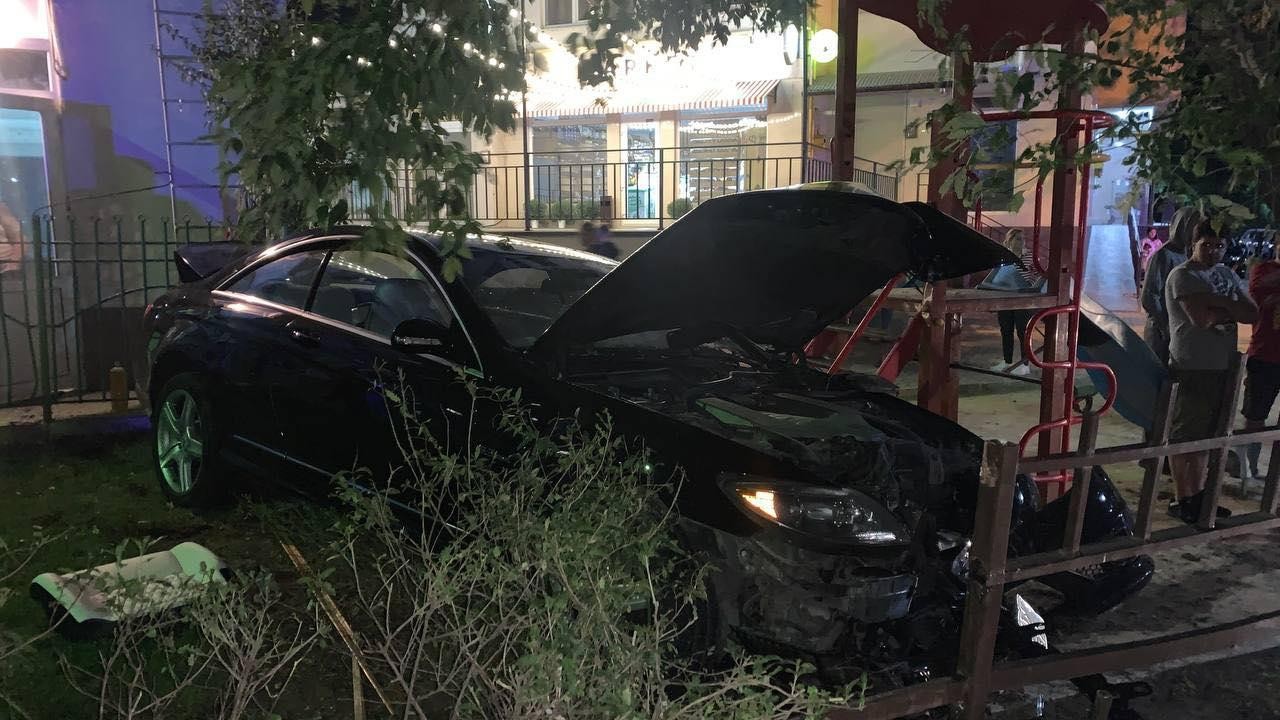 FOTO // Accident VIOLENT în Capitală. A ajuns cu Mercedesul pe terenul de joacă după ce a accidentat un pieton la Buiucani