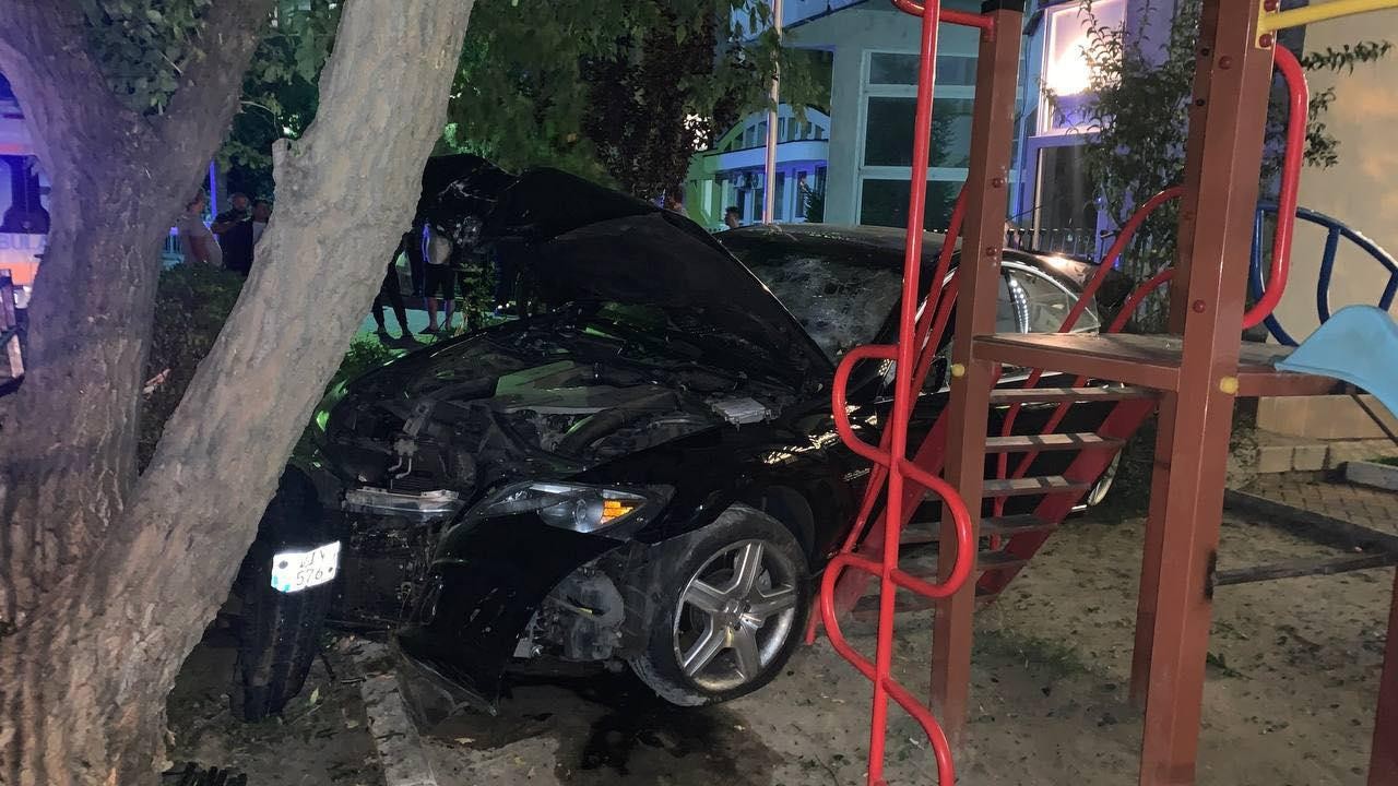 FOTO // Accident VIOLENT în Capitală. A ajuns cu Mercedesul pe terenul de joacă după ce a accidentat un pieton la Buiucani