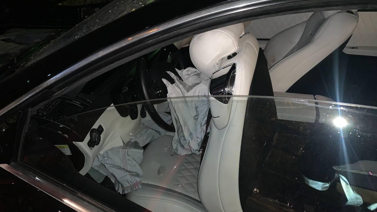 FOTO // Accident VIOLENT în Capitală. A ajuns cu Mercedesul pe terenul de joacă după ce a accidentat un pieton la Buiucani