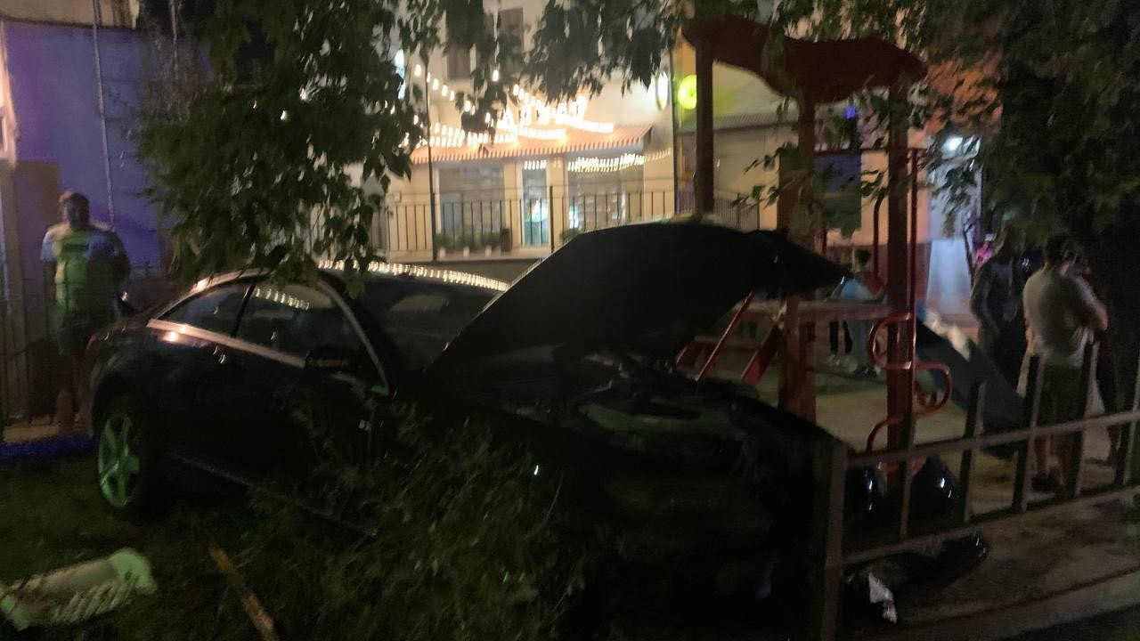 FOTO // Accident VIOLENT în Capitală. A ajuns cu Mercedesul pe terenul de joacă după ce a accidentat un pieton la Buiucani