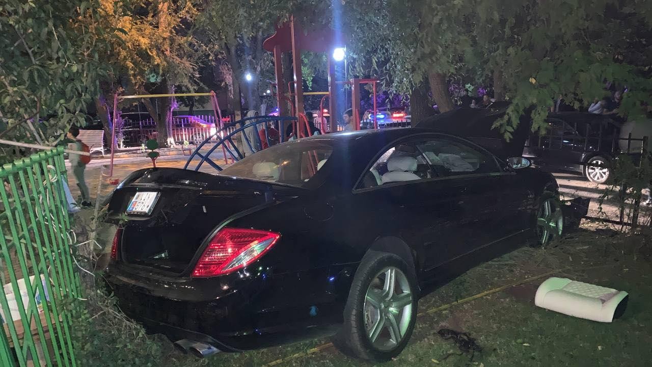 FOTO // Accident VIOLENT în Capitală. A ajuns cu Mercedesul pe terenul de joacă după ce a accidentat un pieton la Buiucani