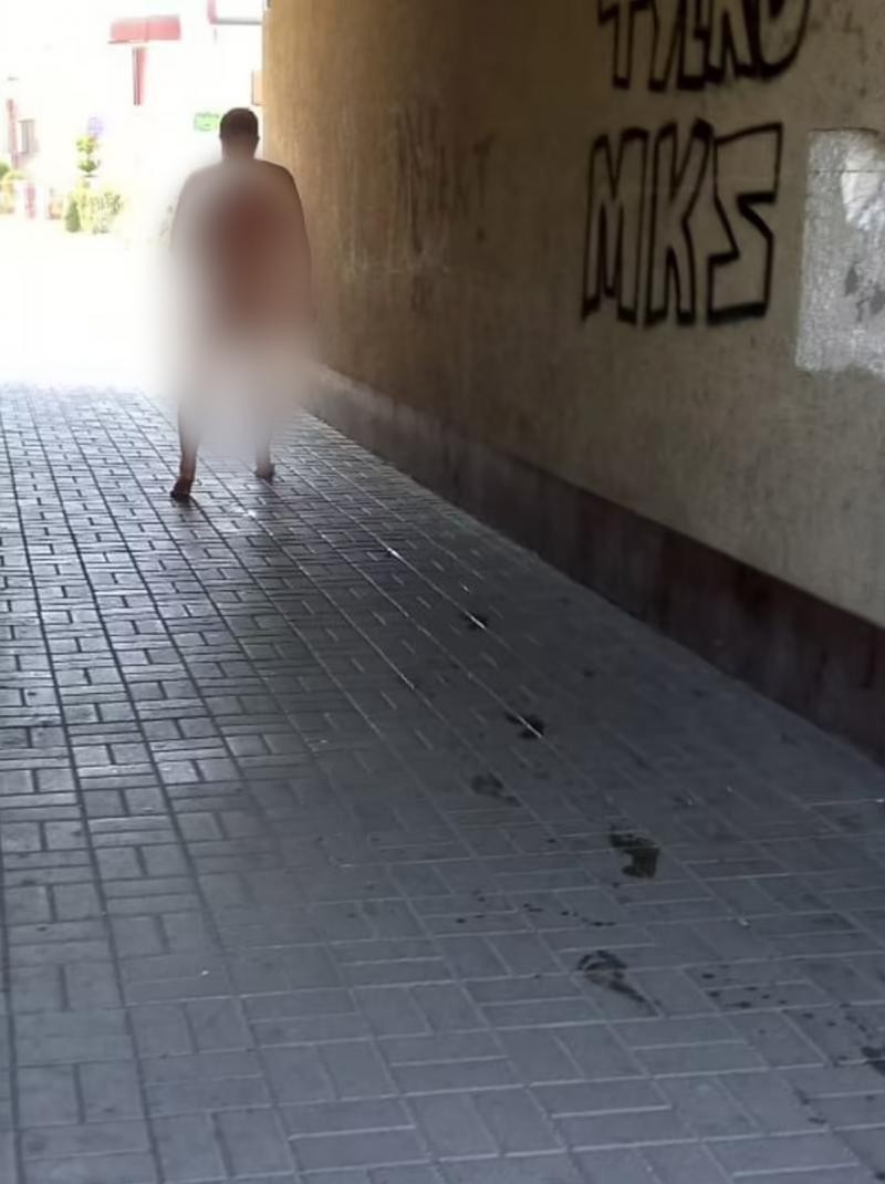 FOTO // Procuror beat, surprins rătăcind complet dezbrăcat pe străzile unui oraș