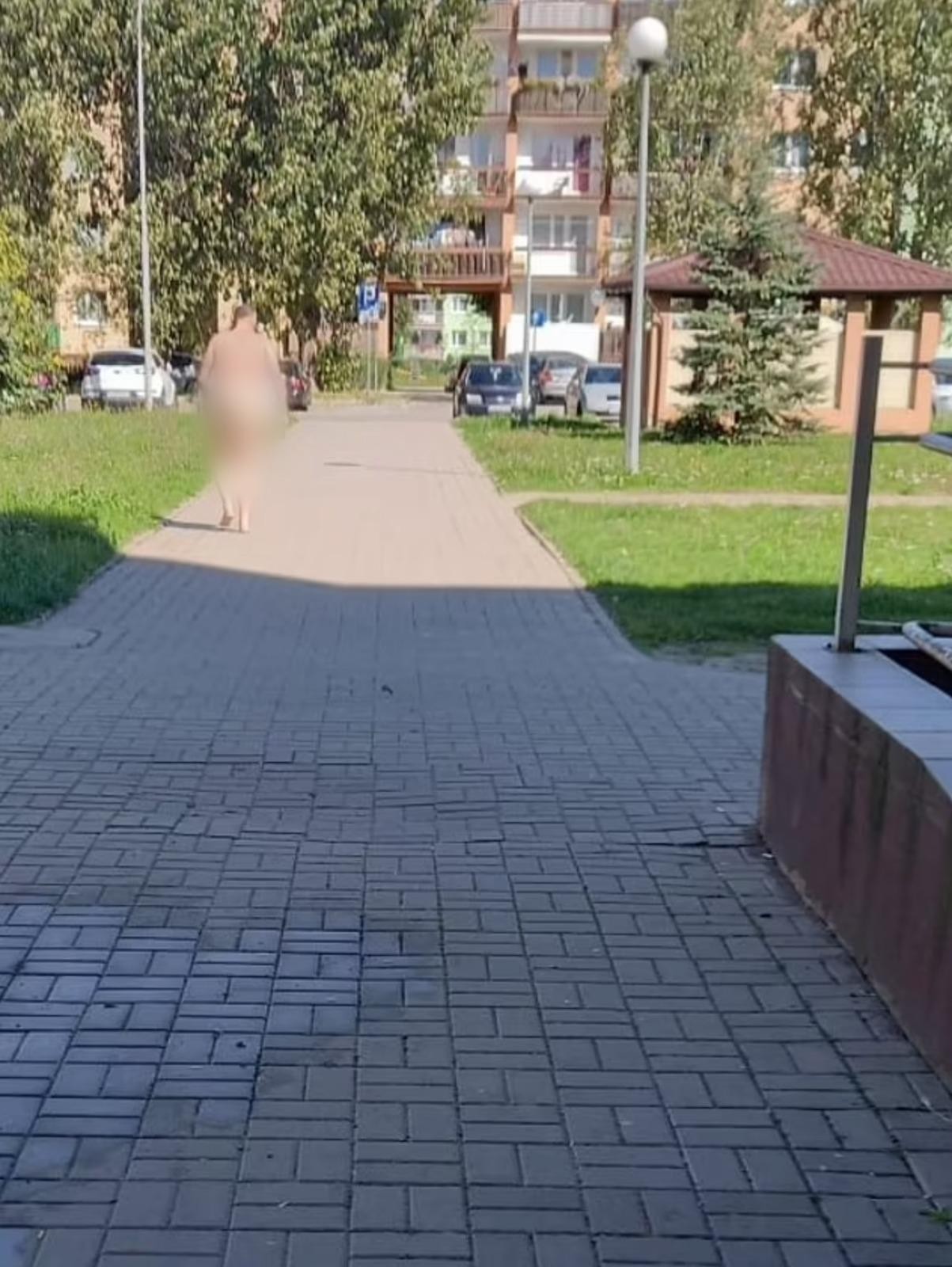 FOTO // Procuror beat, surprins rătăcind complet dezbrăcat pe străzile unui oraș