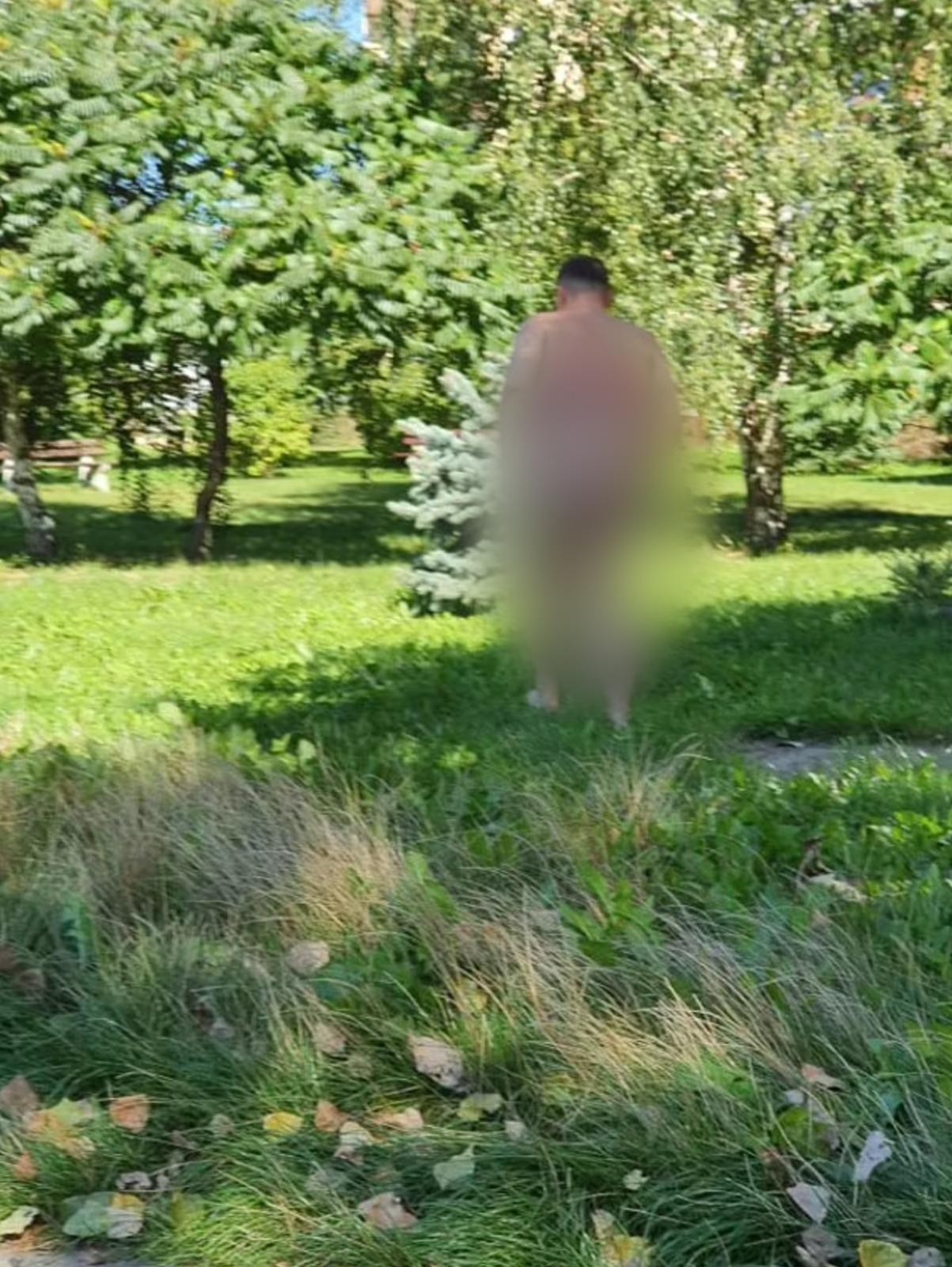 FOTO // Procuror beat, surprins rătăcind complet dezbrăcat pe străzile unui oraș