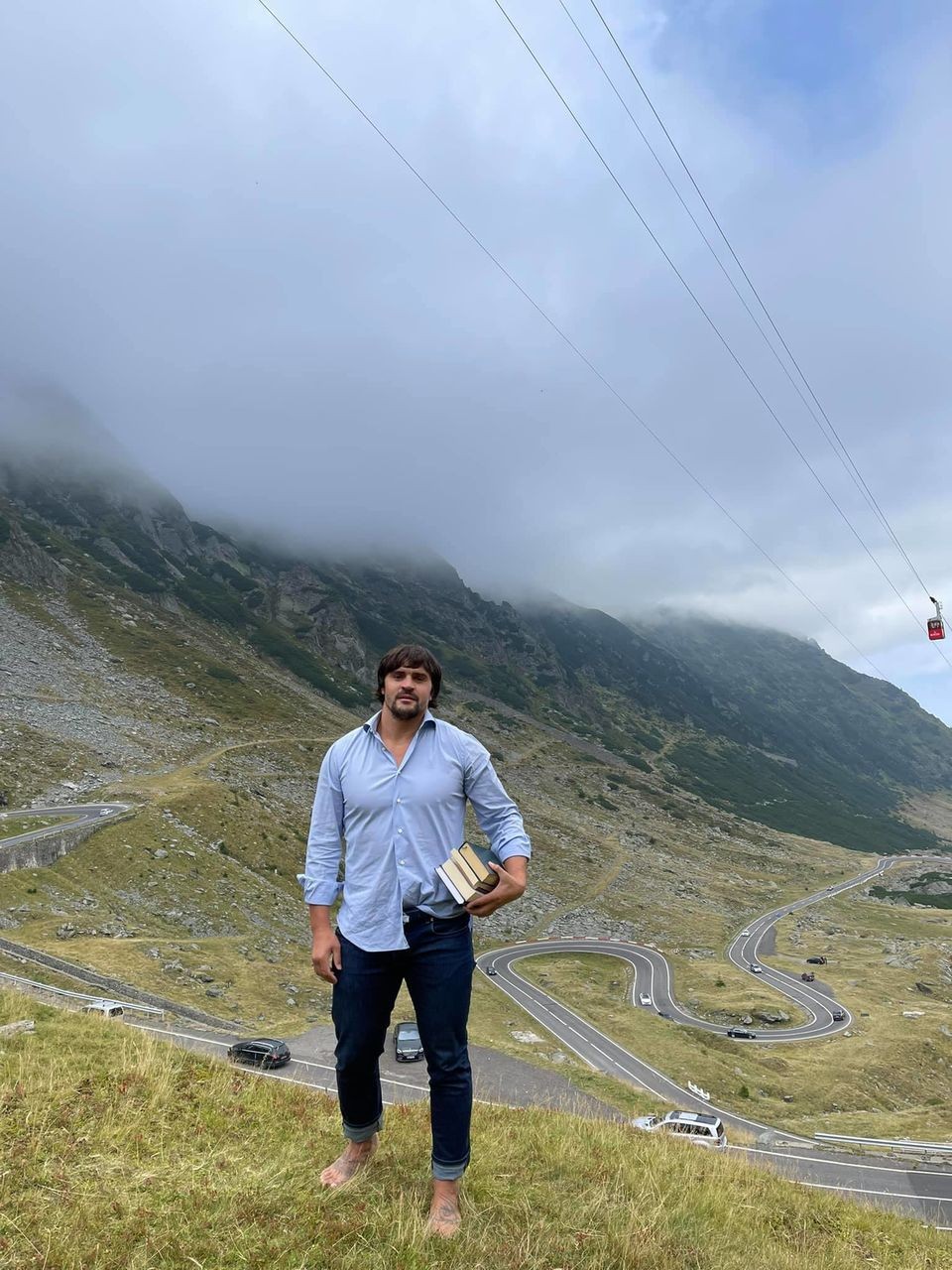 FOTO // Cu cărțile la subraț prin munți. Cum a pozat fostul deputat PD, Țuțu Constantin