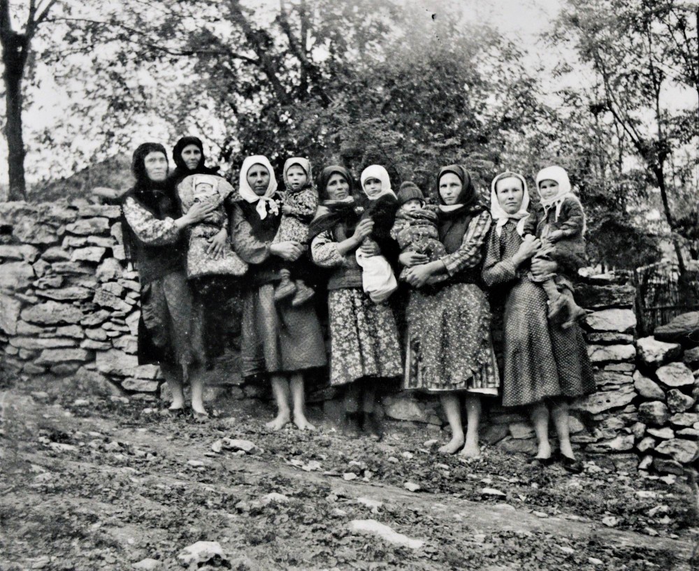 Expoziția de fotografii „Zaharia Cușnir” - un țăran profesor și fierar a fotografiat viața din sat în perioada 1952-1969